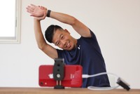 企業向けの動画配信に取り組む桝野啓介さん＝姫路市内