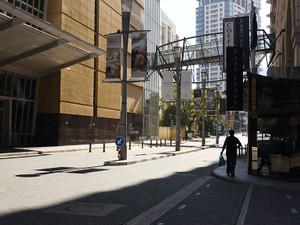 ロックダウンで変わった南アフリカの日常　軍も出動して治安維持