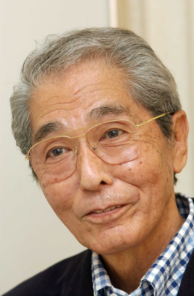 穏やかな表情でデイリースポーツのインタビューに応じる犬塚弘さん（２００４年撮影）