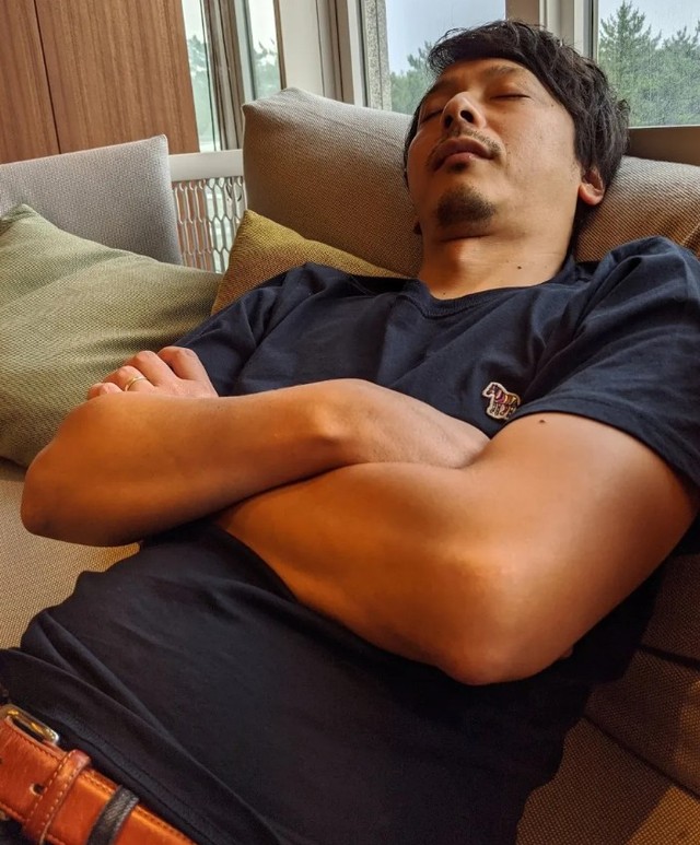 数年前のたくましい寝相だった頃（提供：@asu.mzkさん）

