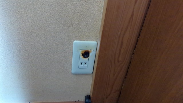 実家のコンセントが…（只野檸檬さん提供）