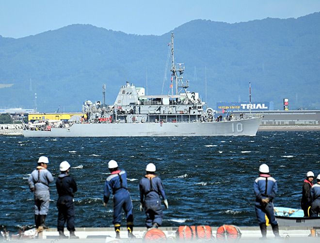Minesweeper of U.S. Navy docks at Hokkaido port amid protests