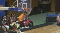 ダンクシュートを決めるハンカーソン選手　津山総合体育館　4日