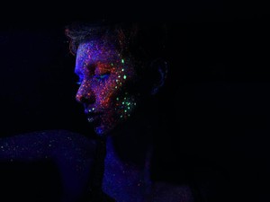 女性らしいおしゃれは苦手。葛藤から救った「中性」なミュージシャン