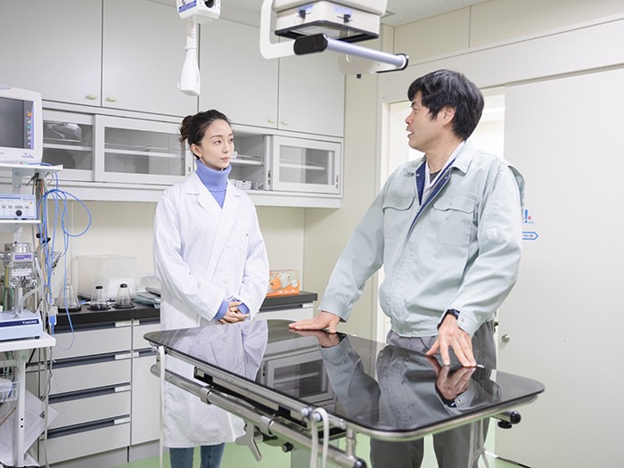 手術室で説明を聞く松島花さん（左）