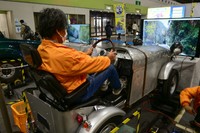 左右の足で踏んで制御する健康志向モビリティ。仮にⅠ時間続けた場合の消費カロリーも表示されます。