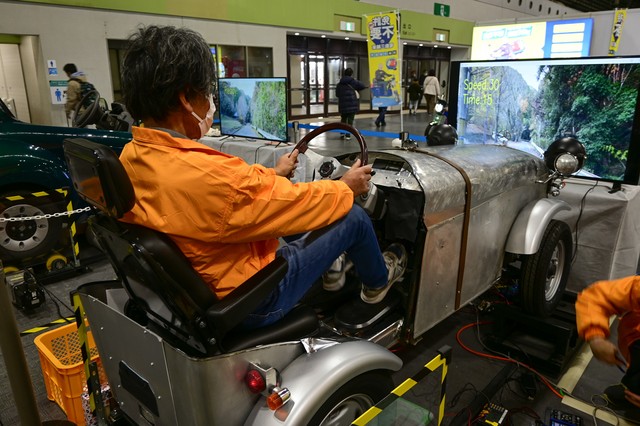 左右の足で踏んで制御する健康志向モビリティ。仮にⅠ時間続けた場合の消費カロリーも表示されます。