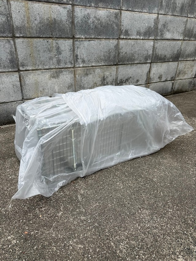 防犯カメラに映っていた男性が探していたのは「チャーリーくん」。保護時に活躍した捕獲器は今村さんのクライアントさんが貸してくださったそう（画像提供：今村かなえさん）