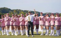 ラウンドガールに祝福されガッツポーズを決める初優勝の小西たかのり
