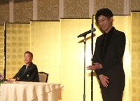 父・玉袋筋太郎とのエピソードを披露し息子の赤江晃宏さん＝東京・明治記念館