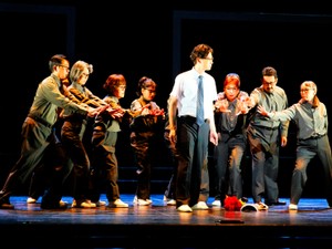 東野圭吾作「放課後」を作家ら16人が熱演　「文士劇」大阪で66年ぶり復活