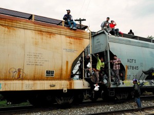 ギャングに追われて北を目指す移民たち　中米の小国、殺人発生率は「世界最悪」