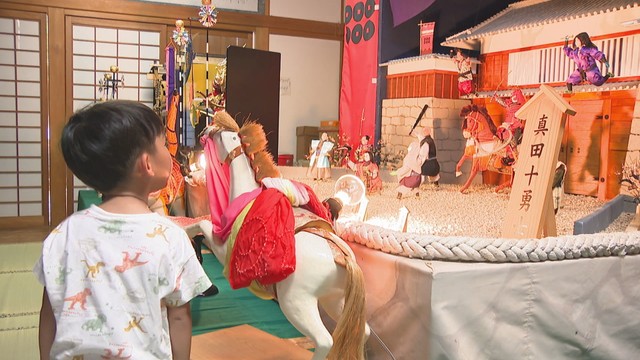 子どもの成長を願って人形を飾る「仁尾八朔人形まつり」　香川・三豊市