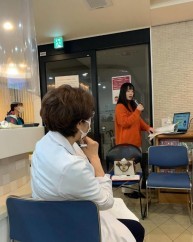 耳鼻科で講演する高野さん