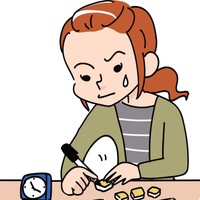 名前書きをするお母さん　※画像はイメージです（ASAKURA Chinatsu/stock.adobe.com）
