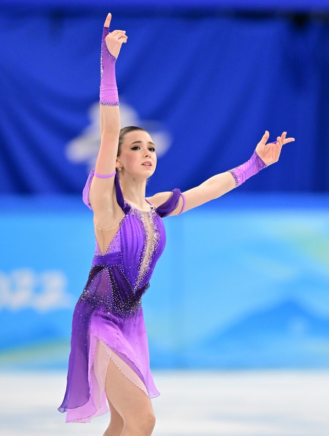 北京オリンピックのフィギュア女子で演技をするカミラ・ワリエワ