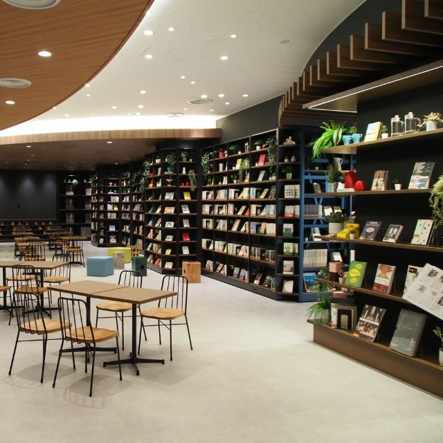 大阪市立淀川図書館の向かい側にあるまちライブラリー@履正社十三図書館