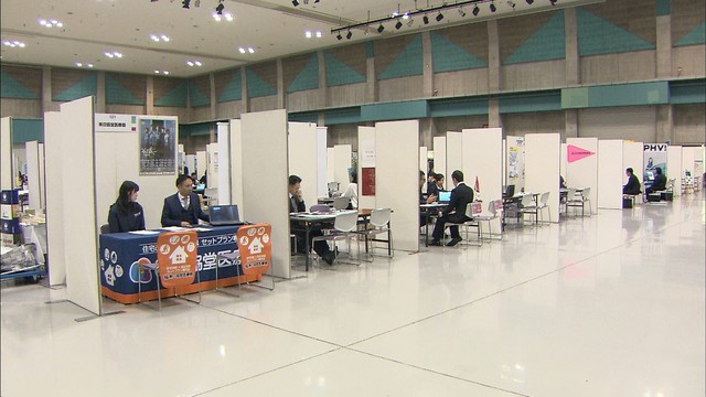 売り手市場の影響？企業ブースに空席目立つ　来春卒業予定の大学生向け就職イベント　高松市