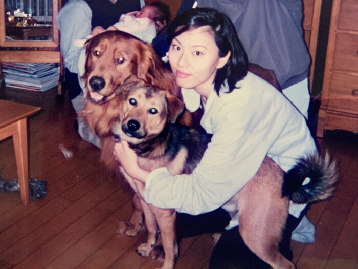 結婚して初めて飼った勘太（左）と、勘太の散歩中に保護した大食。大食は譲渡予定の人が病気になったため、家で飼うことになった（知枝さん提供）