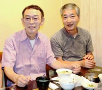 新野新さん（左）と「ぬかるみの世界」のディレクターだった岩本重義さん