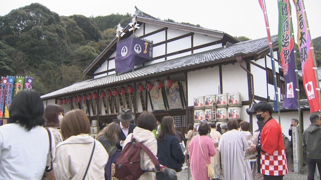 四国こんぴら歌舞伎大芝居が4日開幕　役者が「お練り」　地元も観光客も大歓迎　香川・琴平町