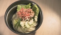 香川県産の野菜をトッピングした期間限定のうどん