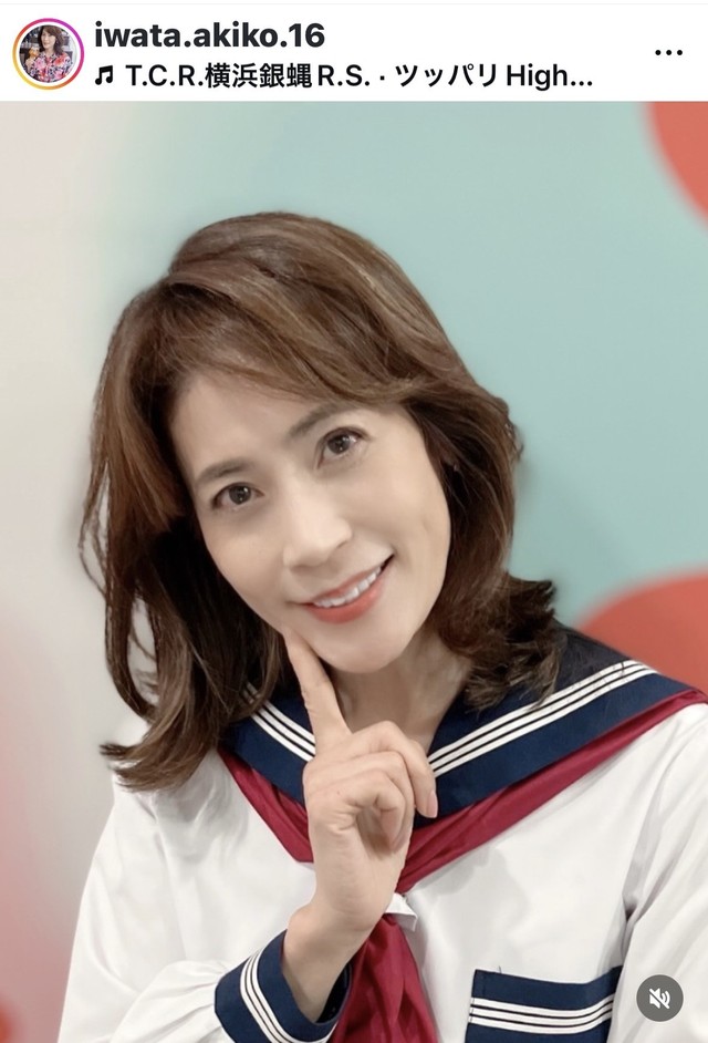 小首をかしげて“亜美ちゃんポーズ”を決めてます／岩田明子（iwata.akiko.16）さんのインスタグラムより