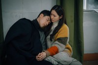 ドラマ「愛の不時着」で、主人公リ・ジョンヒョクを演じた俳優のヒョンビン（左）とヒロインのユン・セリを演じたソン・イェジン＝tvN提供