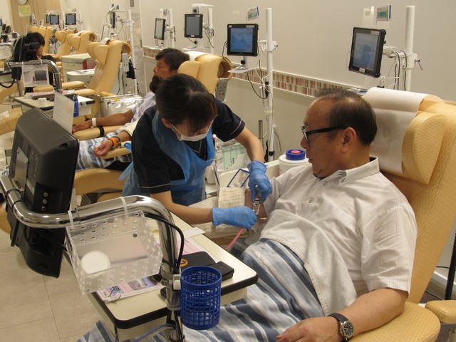 献血者が減る季節…岡山県パチンコ・パチスロ業協同組合が献血に協力