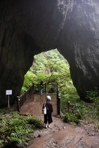 石灰岩アーチ下まで入れます