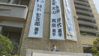 高松市役所に懸垂幕を設置する様子