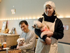 犬カフェ＆ドッグランも町を盛り上げ　シャッター街が一変