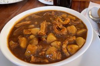 モツをトマトと一緒に煮込んだ地元料理「ピカンテ」＝ゆきさん提供