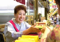 三木鶏卵の店頭に立っていた頃の三木さん（２００１年５月、中京区）