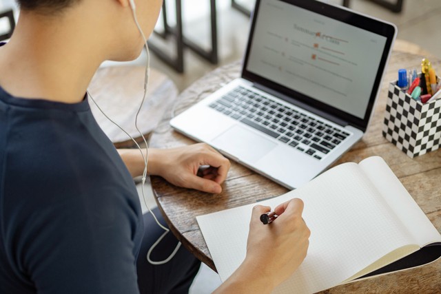 学校へ登校する以外に出席扱いになる制度はある？（ Pichsakul/stock.adobe.com）