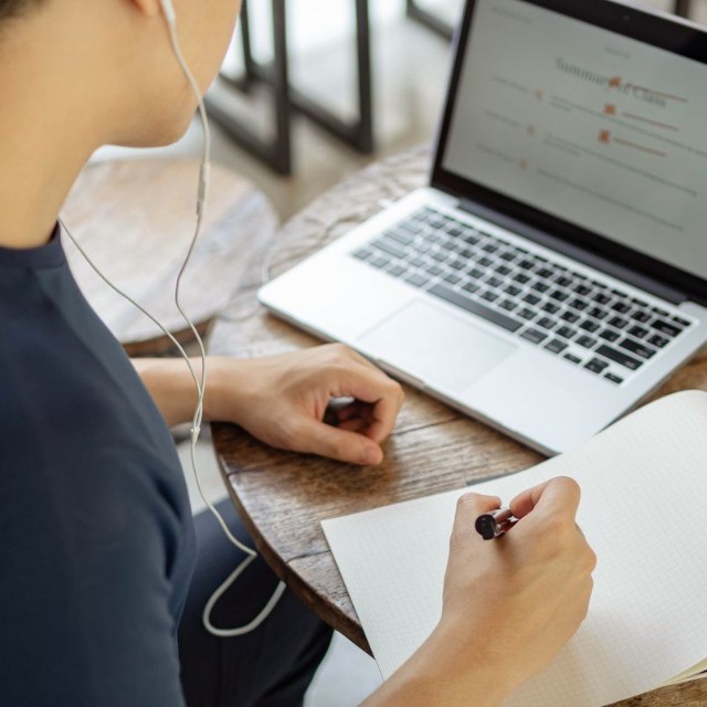 学校へ登校する以外に出席扱いになる制度はある？（ Pichsakul/stock.adobe.com）