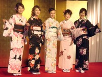 （左から）古閑陽子アナ、堂真理子アナ、新井麻希アナ、松丸友紀アナ、石本沙織アナ＝2007年