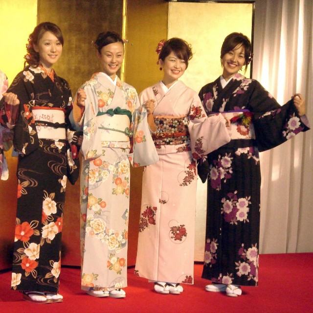 （左から）古閑陽子アナ、堂真理子アナ、新井麻希アナ、松丸友紀アナ、石本沙織アナ＝2007年