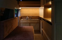 「van hotel」のリビング（トリプルスリーアーキテクツ提供）