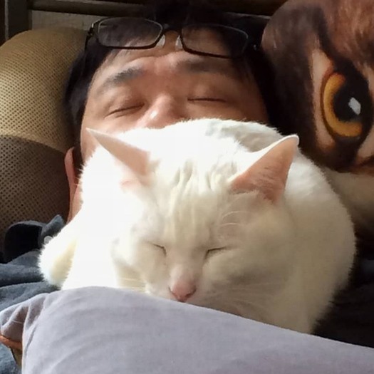 お父さんの上でうとうと昼寝