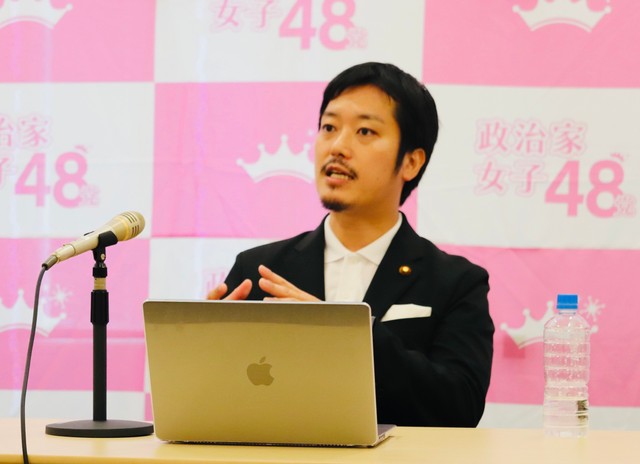 政治家女子４８党の定例会見に出席した丸山穂高氏＝国会内