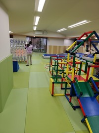 配置を直すスタッフ