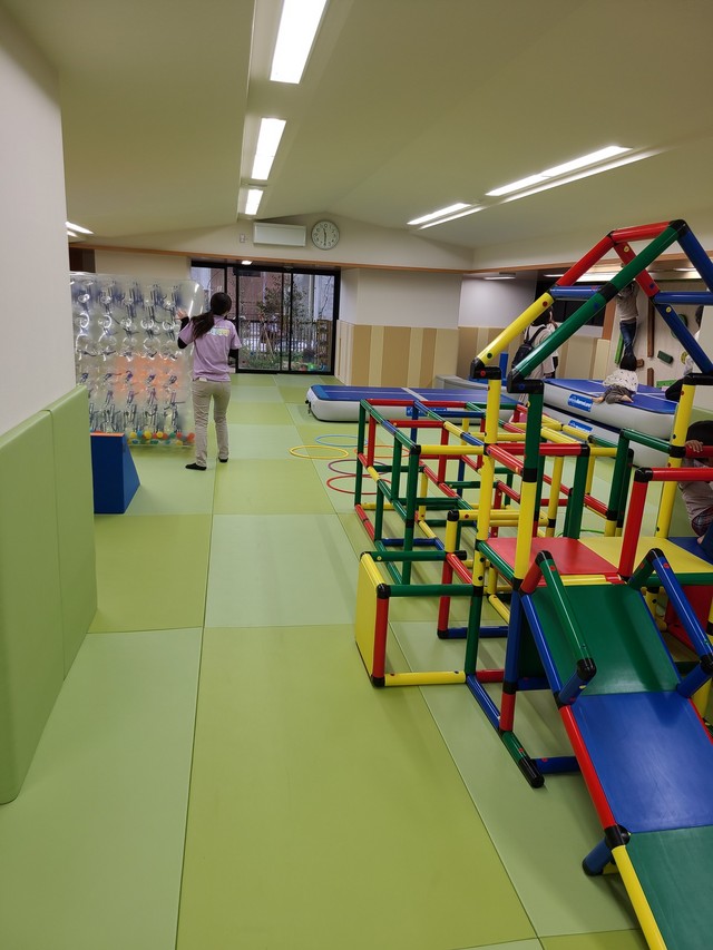 配置を直すスタッフ