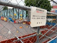 駅前広場の金網に取り付けられた錠前。民間信仰が生まれる瞬間でしょうか（カノコさん提供）