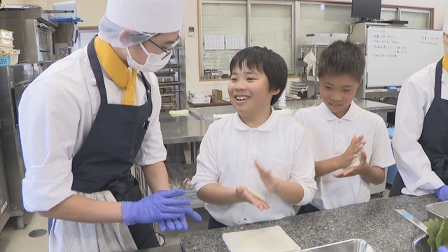おかやま山陽高校でかしわ餅作りにチャレンジする児童