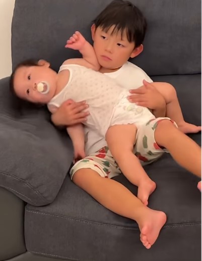 落ちちゃう！とすぐに抱きかかえるたいが君（提供：＠kazufam.kidslifeさん）