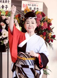 開演前に着物姿で気合を入れる中村美律子＝2021年