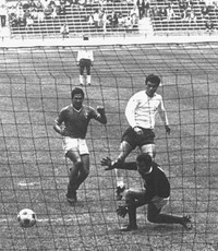 1968年10月24日、メキシコ五輪のサッカー3位決定戦で先制ゴールを決めた釜本邦茂さん（中央右）