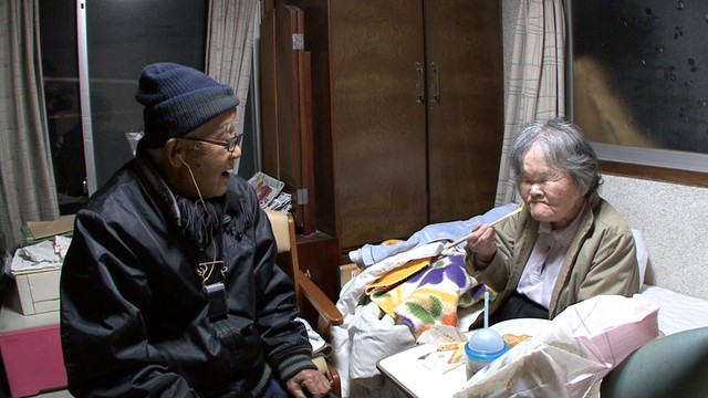 自宅で認知症の妻の介護をしてきた岡田さん