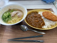 別日の社食4。カレーライスとラーメン／ちゃんくさん（@Wang_chank）提供